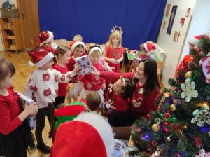 Dzieci otrzymały prezenty od Mikołaja
