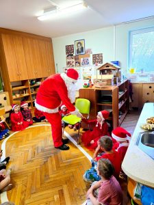 Mikołaj wita się z dziećmi