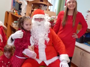 Alisa przytula Mikołaja