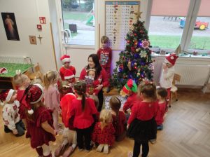 Dzieci otrzymały prezenty od Mikołaja
