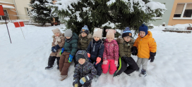 Zimowe zabawy na śniegu w grupie VII