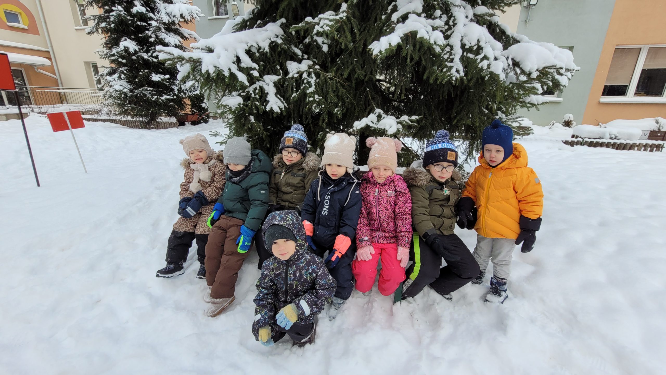 Zimowe zabawy na śniegu w grupie VII
