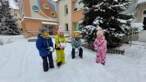 Zimowe zabawy na śniegu