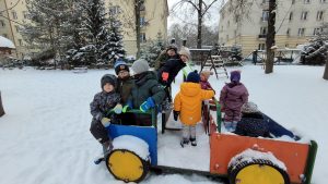 Zimowe zabawy na śniegu