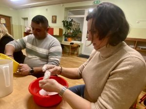 Wykonywanie masy z mąki, wody i oleju.