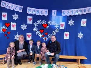 Amadeusz, Teodor, Lilianka i Matylda z babcią i dziadkiem