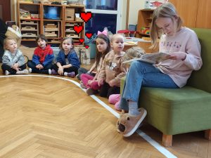 Dzieci słuchają bardzo uważnie jak czyta Lideczka