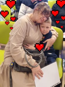 Ernest bardzo kocha swoją babcię