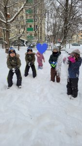 Zimowe zabawy na śniegu