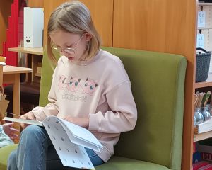 Lideczka czyta dzieciom opowiadanie o babci