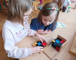 Rita patrzy jak Lideczka pracuje