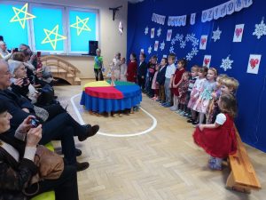 Wnuki śpiewają piosenkę swoim babciom i dziadkom