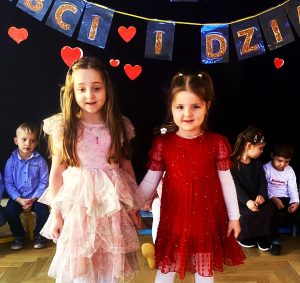 1. Inga i Pola recytują wiersz.