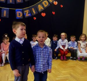 3. Krzyś i Adaś recytują wiersz.