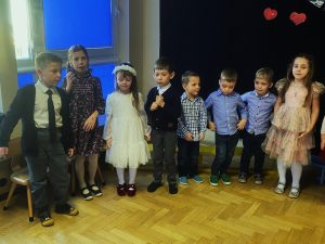 4. Śpiewanie piosenek przez dzieci.