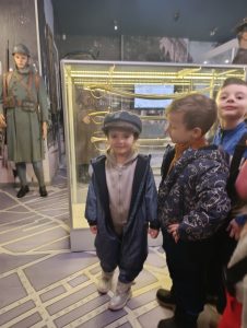 Mali odkrywcy w Muzeum Wojska Polskiego