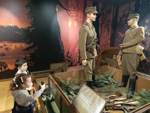 Mali odkrywcy w Muzeum Wojska Polskiego