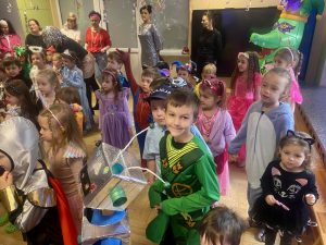 Tańce, stroje i radość – bal karnawałowy