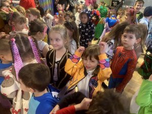 Tańce, stroje i radość – bal karnawałowy