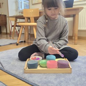 Praca własna ćwiczenie chwytu, segregowanie kolorami