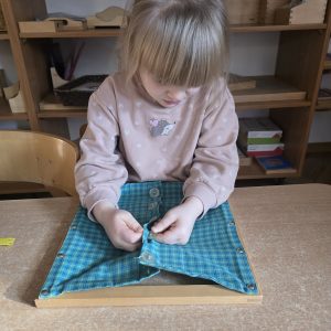 Praca własna zapinanie guzików