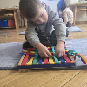 Wzmacnianie koordynacji wzrokowo - ruchowej.