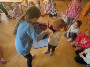 Pola uczy grać koleżankę