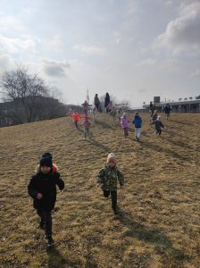 Radosny bieg z górki