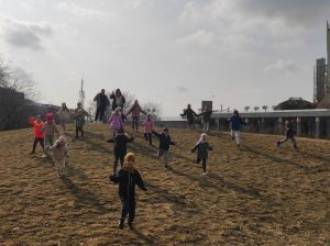 Radosny bieg z górki