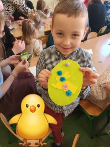 Amadeusz prezentuje swoją pracę wielkanocną