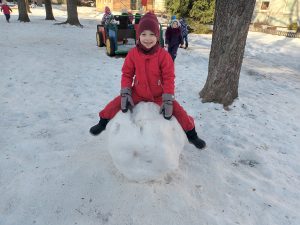 Amadeusz siedzi na kuli śnieżnej