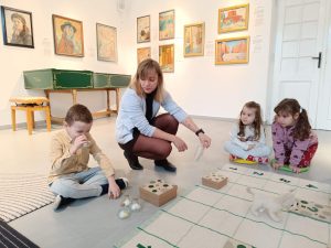 Amadeusz wyszukuje zapach charakterystyczny dla pracowni malarskiej.