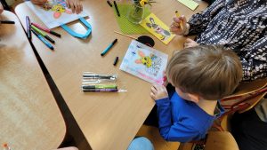 Chłopiec ozdabia króliczka wielkanocnego