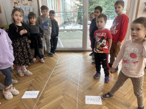 Dzieci bawia sie w ,,Prawda-fałsz''