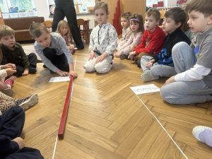 Dzieci mierza za pomocą belek