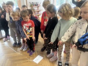 Dzieci odpowiadaja na pytania