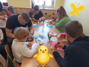 Dzieci pracują z rodzicami na warsztatach wielkanocnych