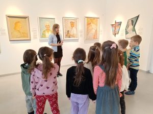 Dzieci słuchają ciekawostek o rodzinie Sleńdzińskich.