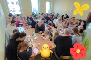 Dzieci z Grupy V z Rodzicami na Warsztatach Wielkanocnych