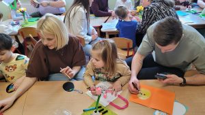 Dzieci z rodzicami wykonują ozdoby wielkanocne