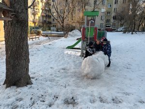 Henio, Staś,Mikołaj i Teodor toczą śnieżną kulę