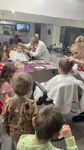 Wycieczka do salonu fryzjerskiego