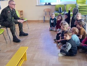 Wyjątkowi goście w mundurach – spotkanie przedszkolaków z wojskiem