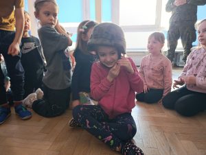 Wyjątkowi goście w mundurach – spotkanie przedszkolaków z wojskiem