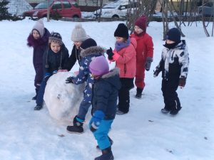 Jaka wielka kula śniegu cieszą się przedszkolaki