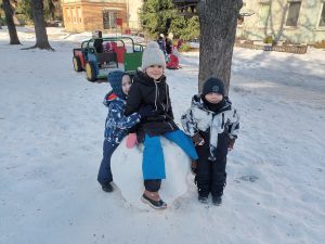 Jarek, Lila i Henio podczas zabaw na śniegu
