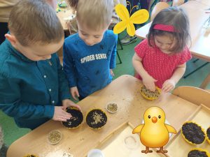 Jarek patrzy jak Teodor i Esterka sadzą owies