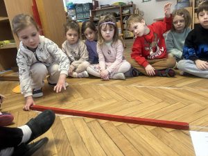 Kinga sprawdza jak długi jest niedzwiedz