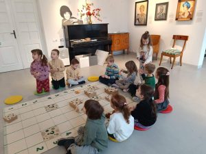 Laura rozdaje dzieciom kredki potrzebne do kolejnego zadania.