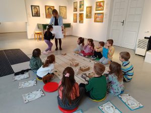 Laura stawia pierwszą kropkę, z której póżniej powstanie wspólne dzieło.